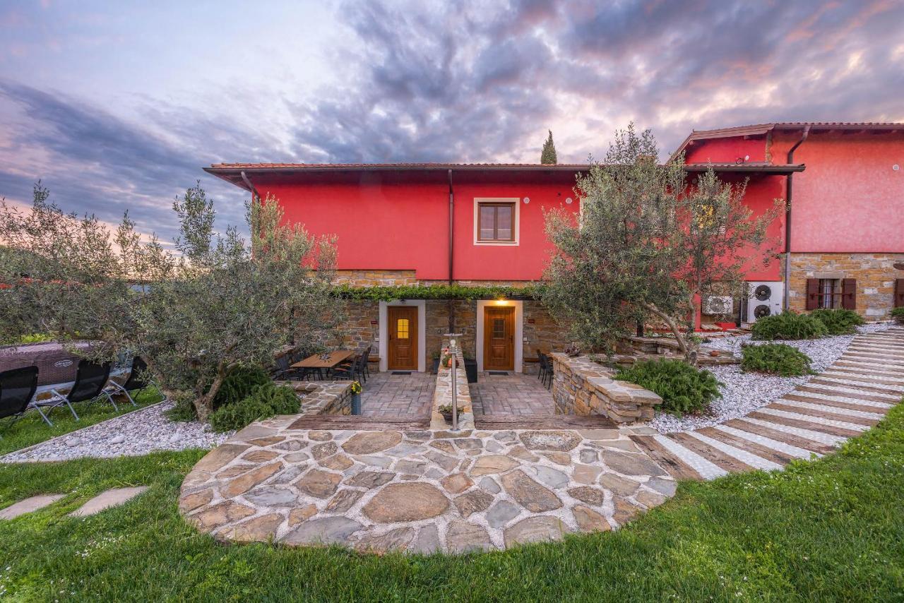 Touristfarm - Apartments "Red Fairytale" Марезиге Екстериор снимка