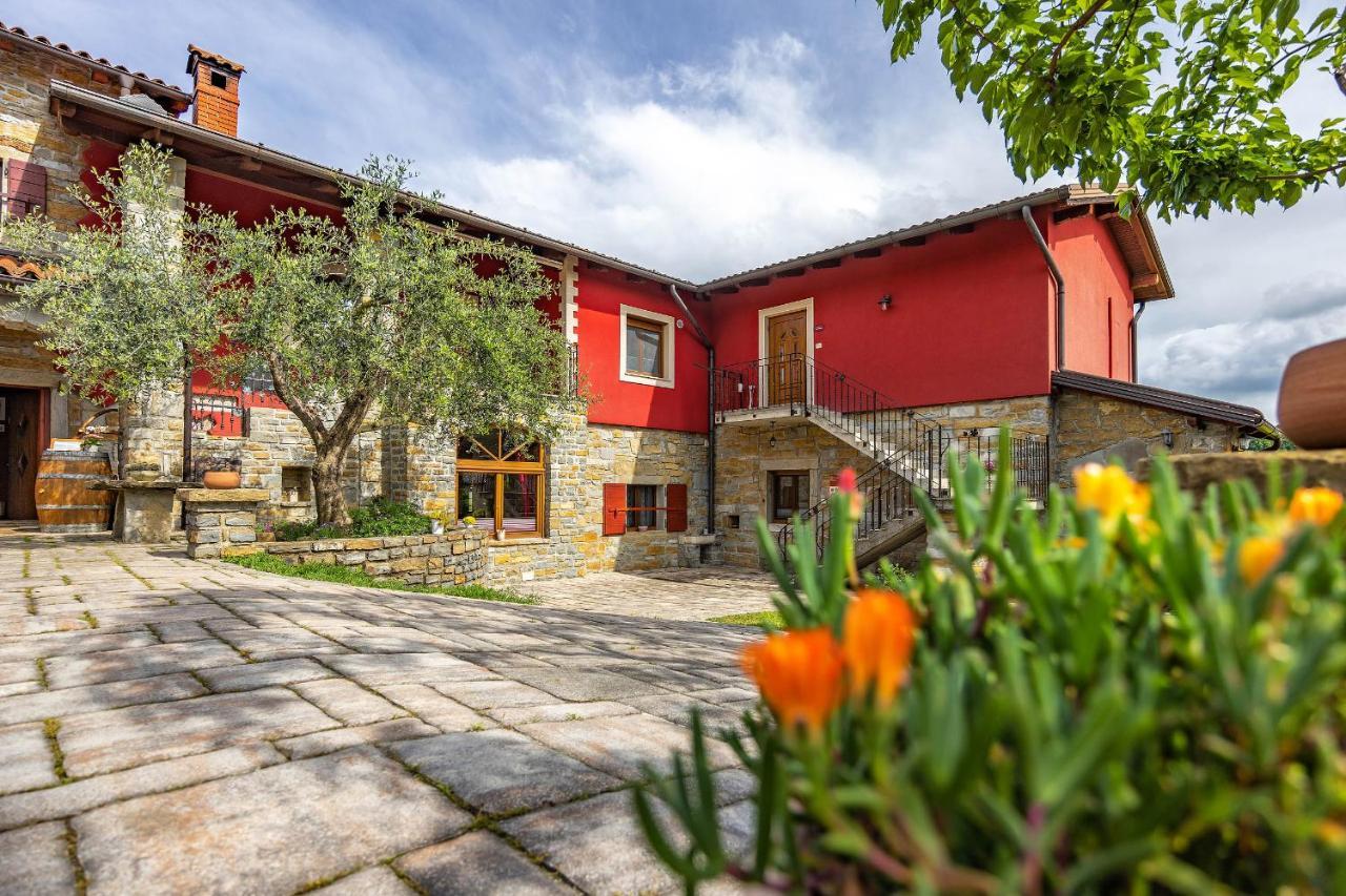 Touristfarm - Apartments "Red Fairytale" Марезиге Екстериор снимка