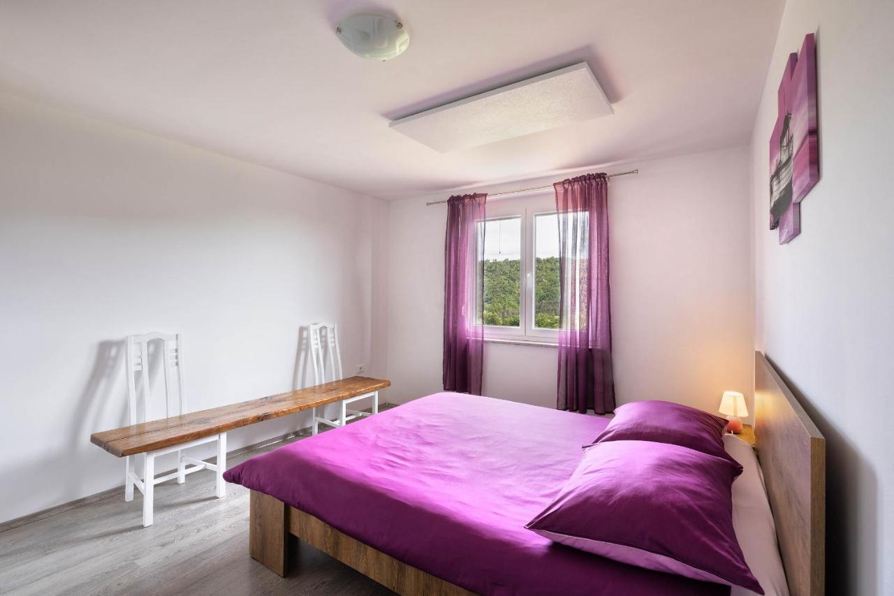 Touristfarm - Apartments "Red Fairytale" Марезиге Екстериор снимка