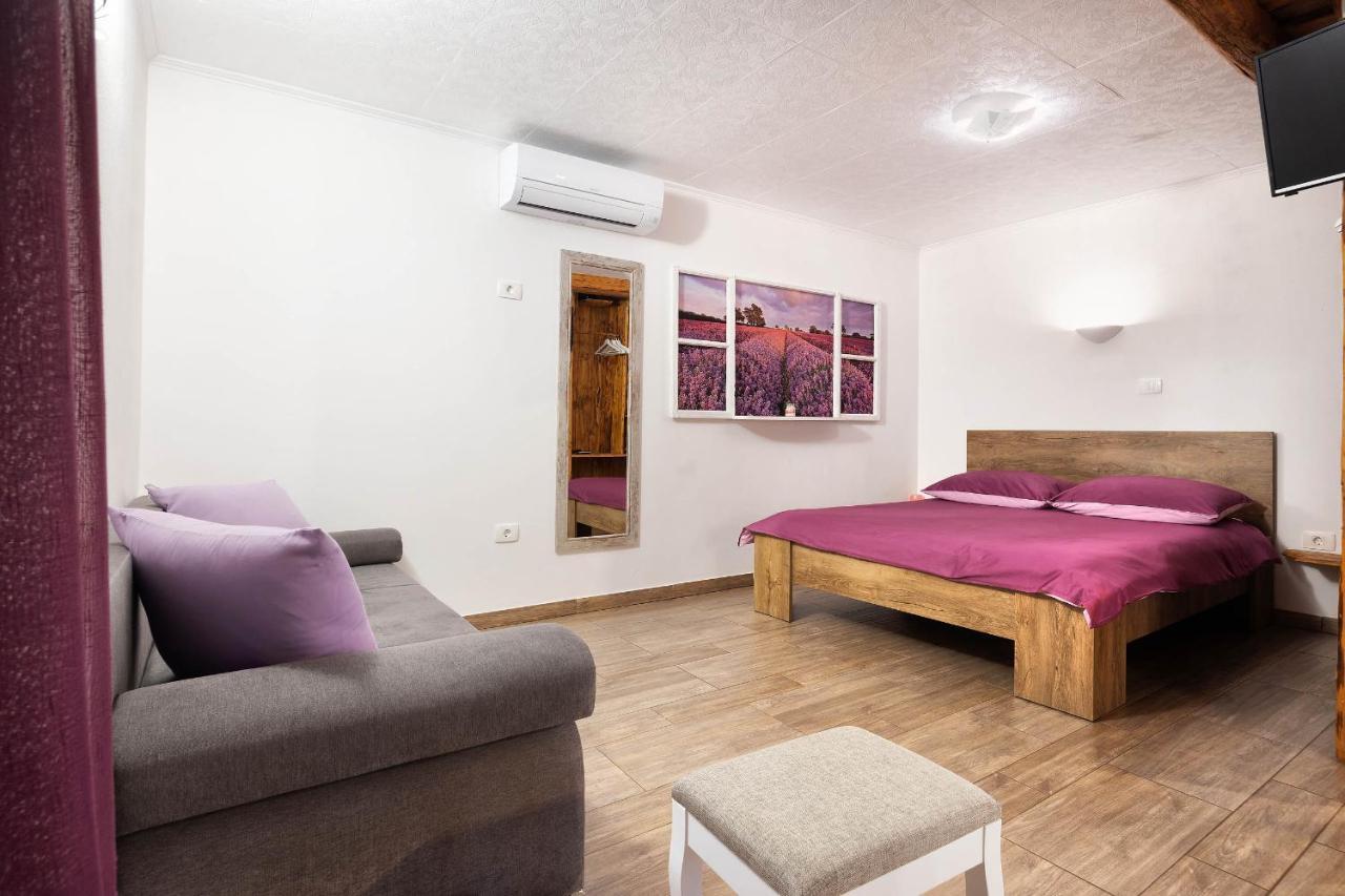Touristfarm - Apartments "Red Fairytale" Марезиге Екстериор снимка