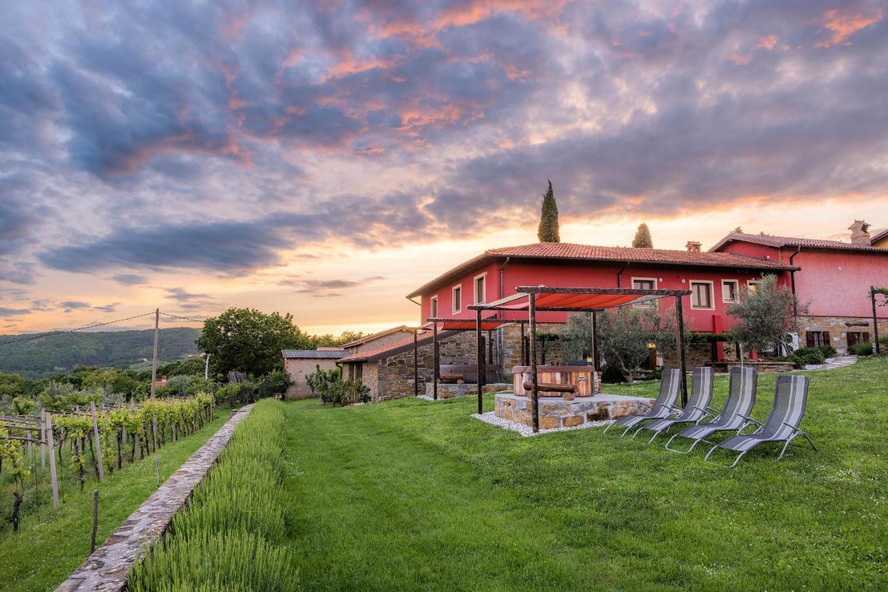 Touristfarm - Apartments "Red Fairytale" Марезиге Екстериор снимка