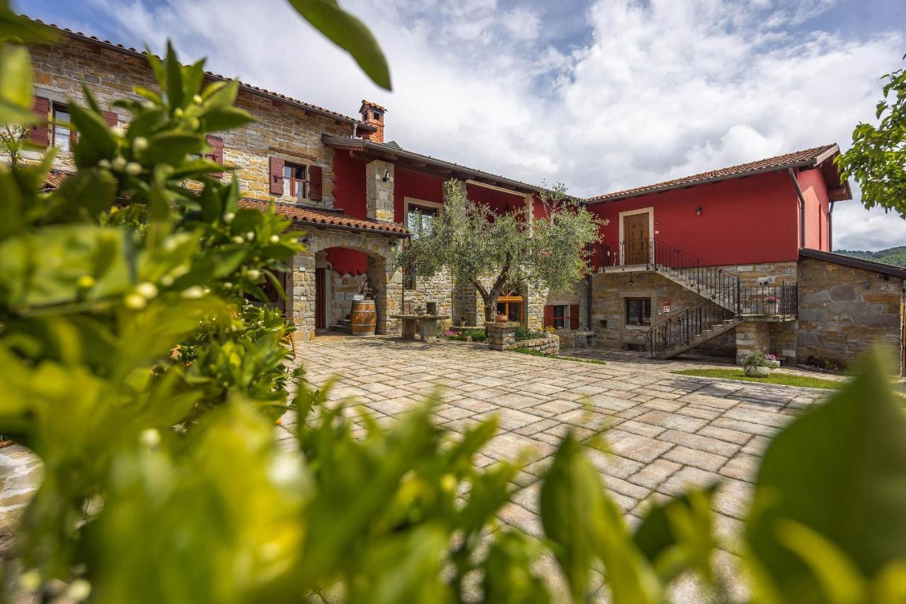 Touristfarm - Apartments "Red Fairytale" Марезиге Екстериор снимка