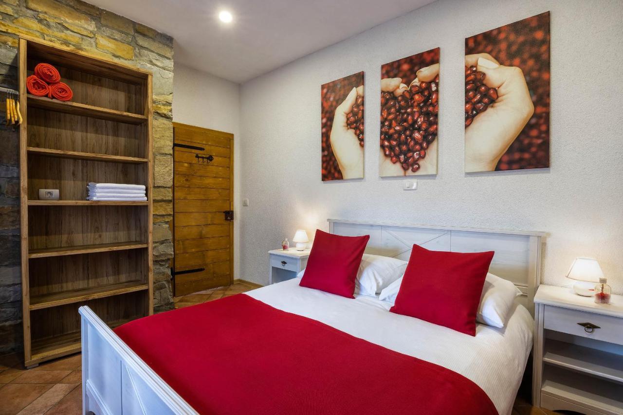 Touristfarm - Apartments "Red Fairytale" Марезиге Екстериор снимка