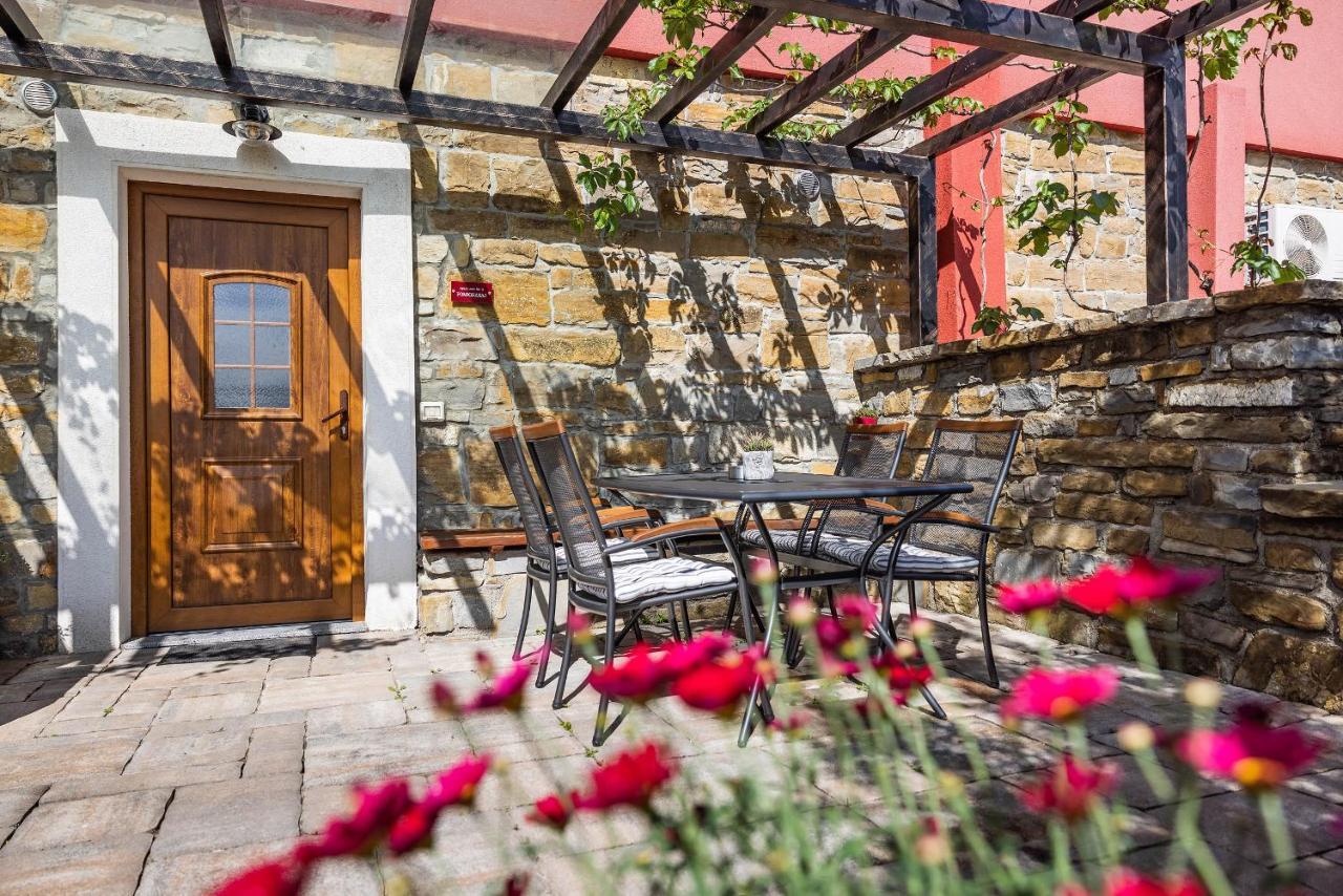 Touristfarm - Apartments "Red Fairytale" Марезиге Екстериор снимка