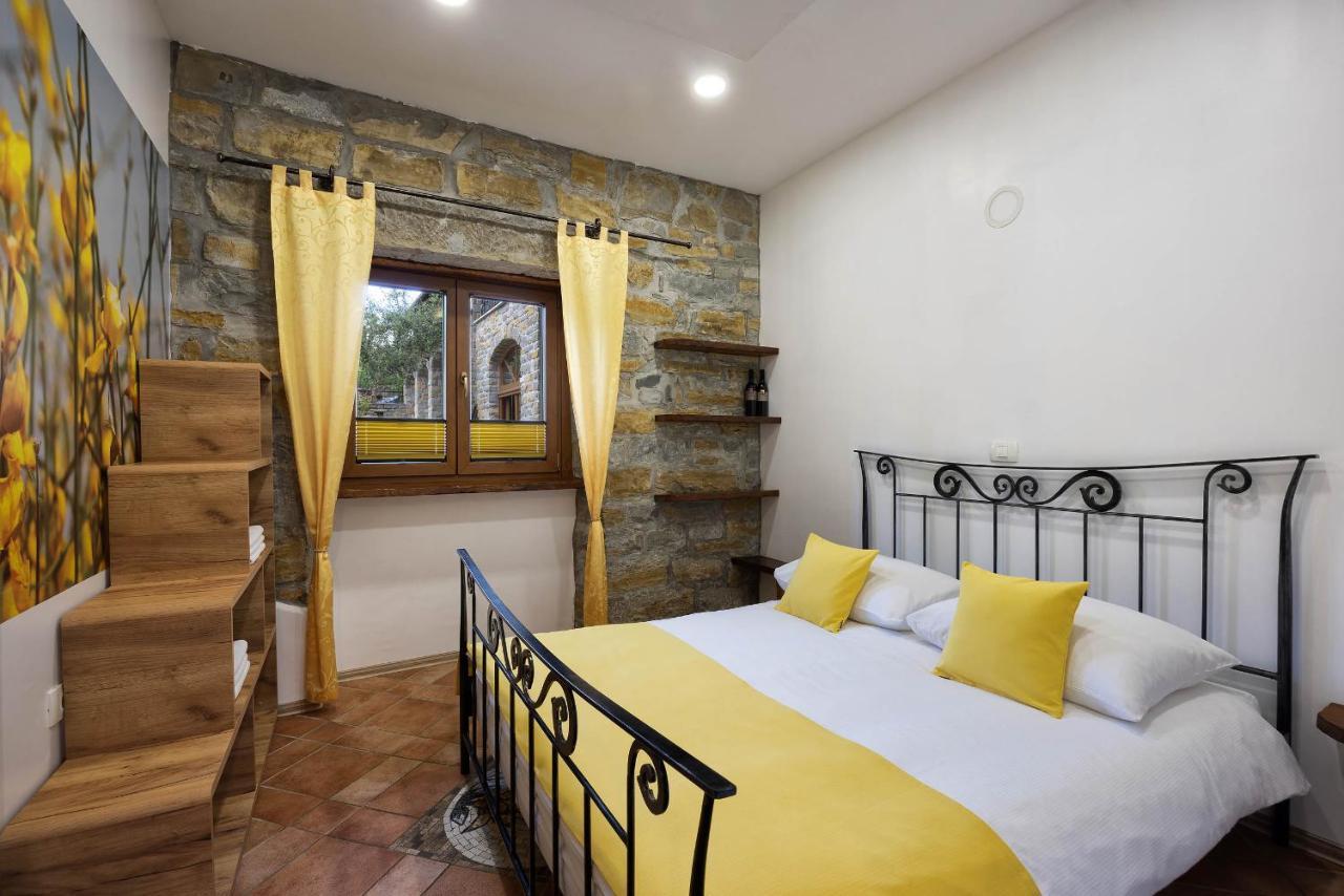 Touristfarm - Apartments "Red Fairytale" Марезиге Екстериор снимка