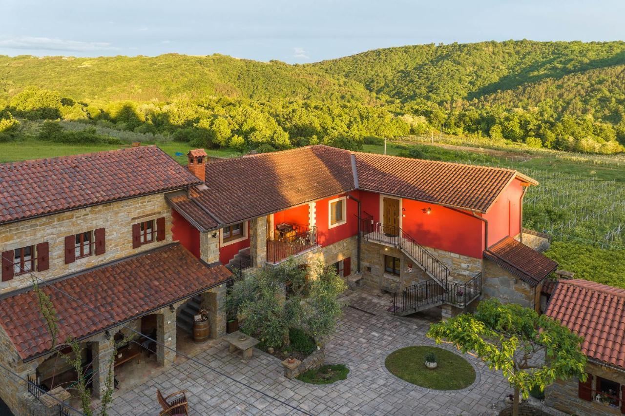 Touristfarm - Apartments "Red Fairytale" Марезиге Екстериор снимка