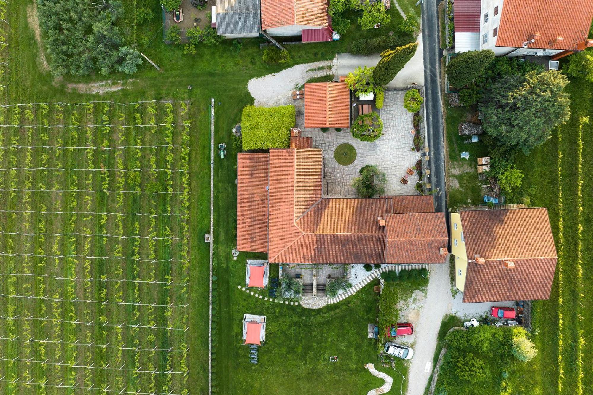 Touristfarm - Apartments "Red Fairytale" Марезиге Екстериор снимка