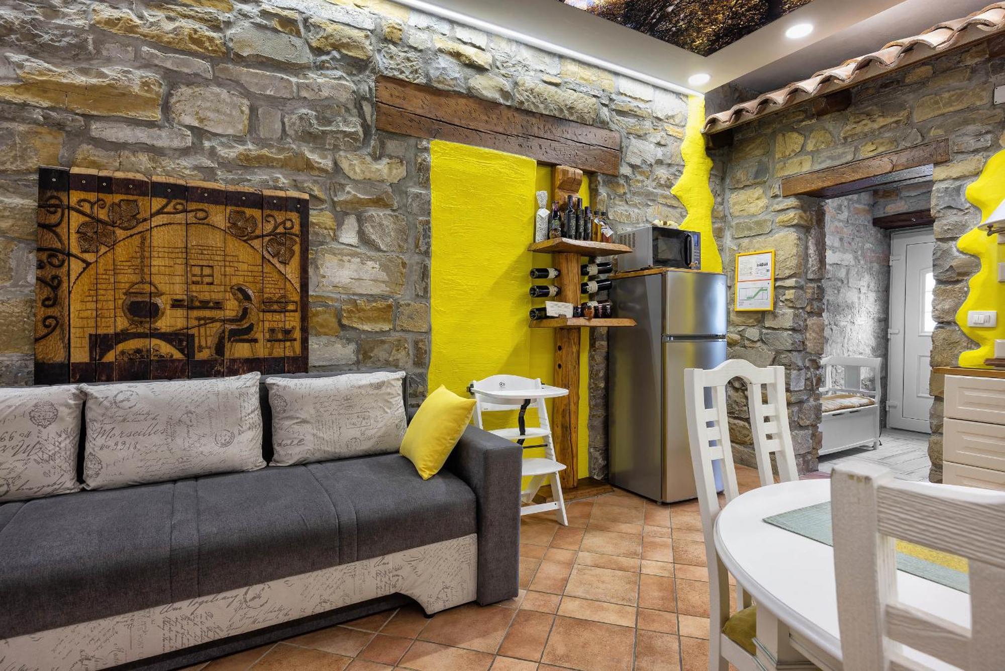 Touristfarm - Apartments "Red Fairytale" Марезиге Стая снимка
