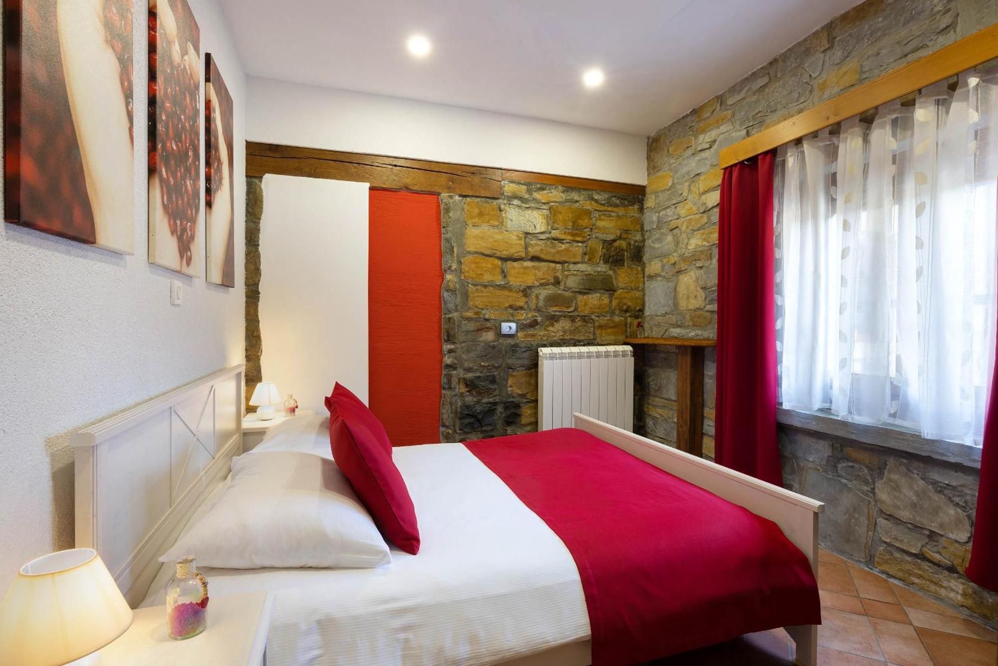 Touristfarm - Apartments "Red Fairytale" Марезиге Стая снимка