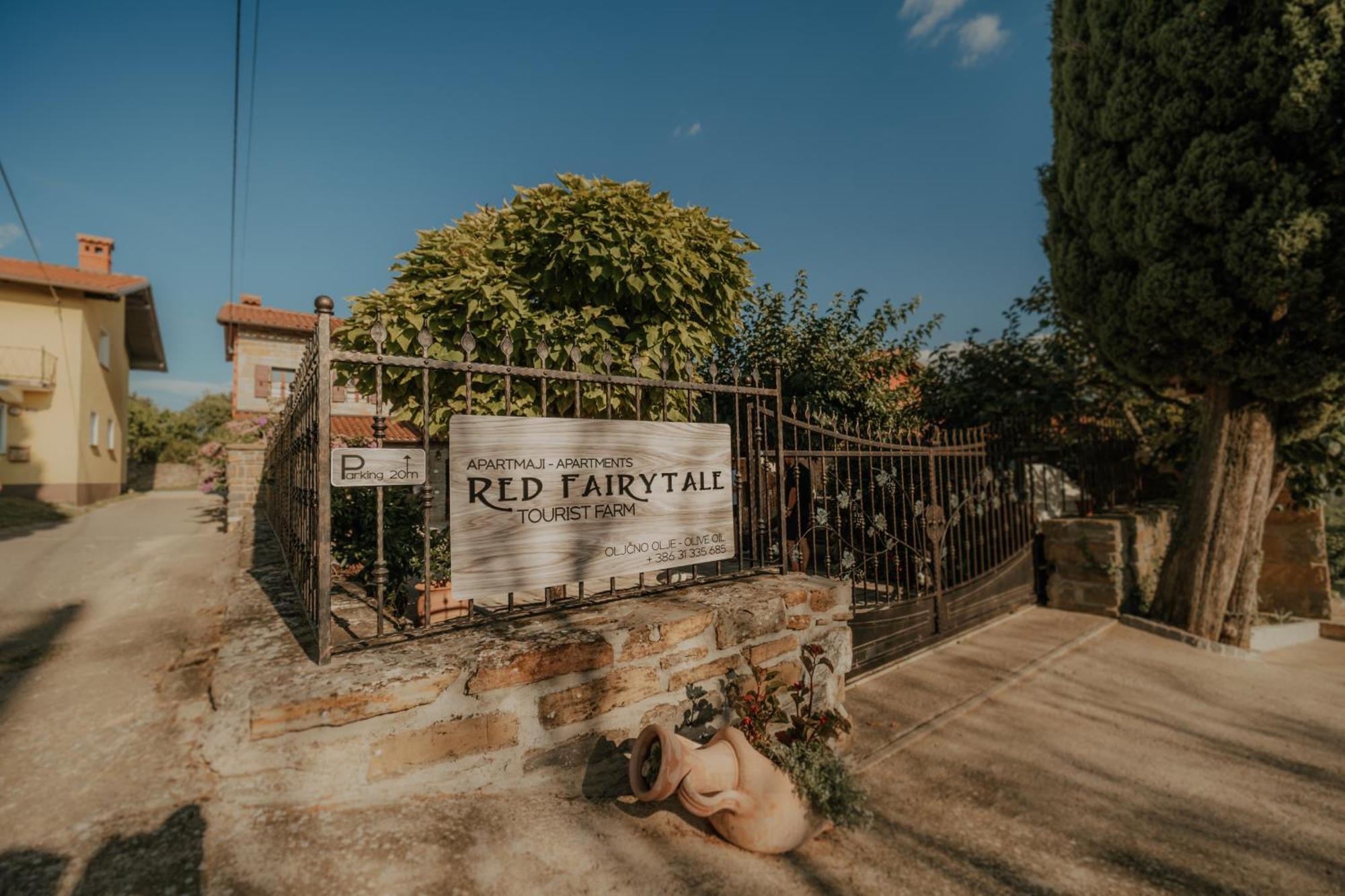 Touristfarm - Apartments "Red Fairytale" Марезиге Екстериор снимка