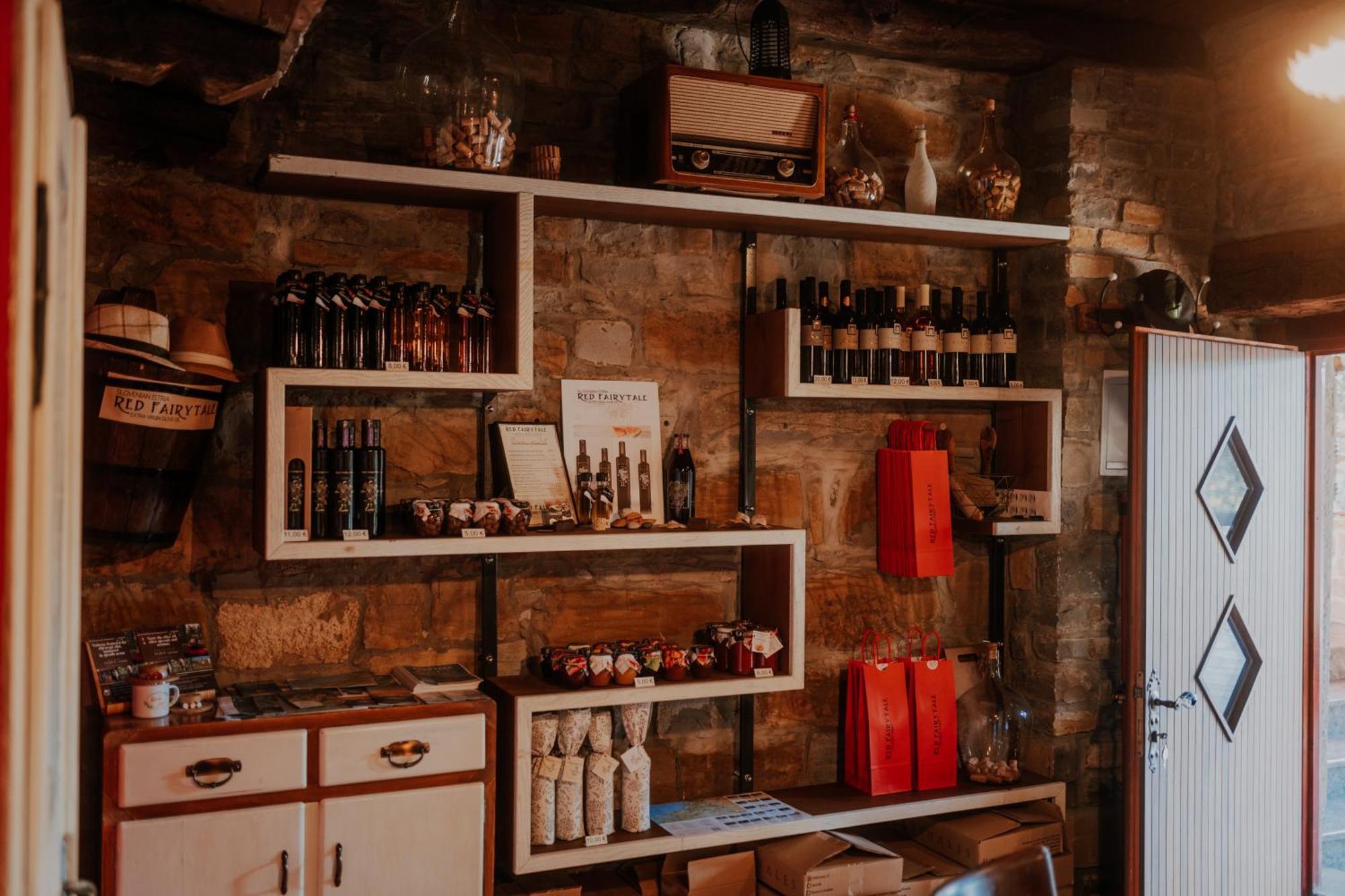 Touristfarm - Apartments "Red Fairytale" Марезиге Екстериор снимка